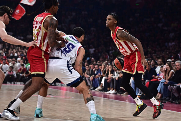 Tajson Karter vodi loptu na Zvezda Efes u duelu protiv Majka Džejmsa