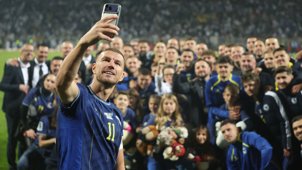Edin Džeko slika selfi sa fudbalerima Bosne i Hercegovine na oproštaju od reprezentacije