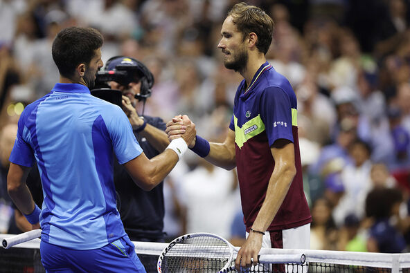Novak Đoković i Danil Medvedev se rukuju na mreži
