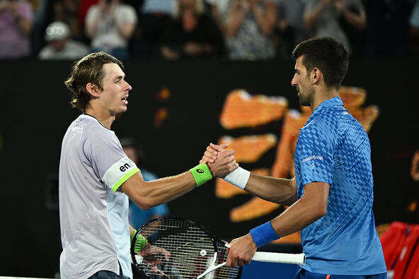 Aleks de Minor i Novak Đoković se rukuju.