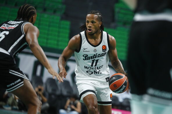 Lamar Stivens u napadu na utakmici Partizan Burg