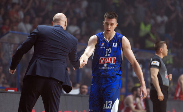 Đorđije Jovanović se pozdravlja sa Andrejom Žakeljom na klupi Budućnosti u meču protiv Zvezde