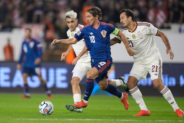 Luka Modrić u duelu sa Pedrijem i Mikelom Ojarzabalom