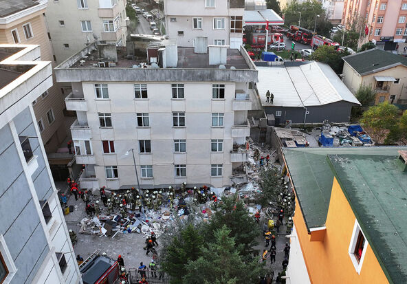 Urušila se zgrada u Istanbulu (1).jpg