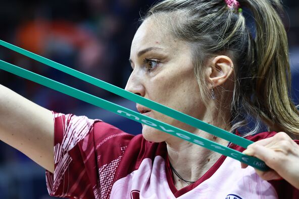 Maja Ognjenović sa trakom za zagrevanje.