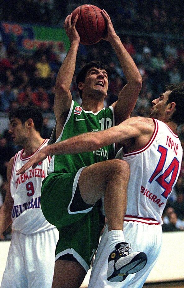 Dejan Bodiroga poentira kraj Milenka Topića i Jova Stanojevića na utakmici Zvezda - Panatinaikos u Evroligi u novembru 1998. godine