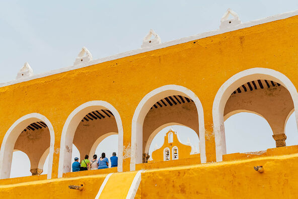 Žuta fasada u gradu Izamal, Meksiko