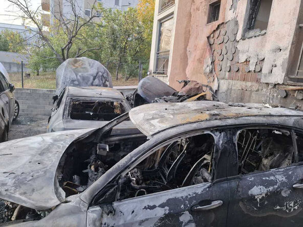 U Mirijevu izgoreli automobili i deo fasade zgrade (2).jpg