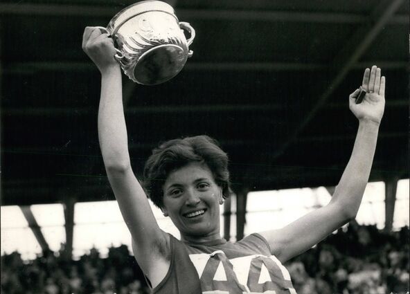 Vera Nikolić slavi titulu 1968. godine u Londonu