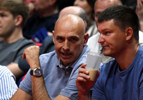Zoran Lukić gleda košarkašku utakmicu u Rusiji