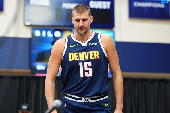 Nikola Jokić na konferenciji za novinare u Denveru