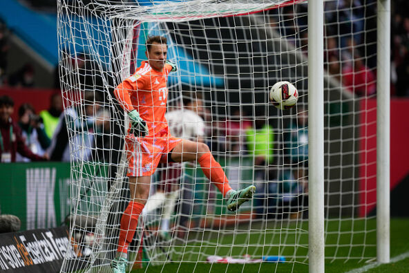 Manuel Nojer prima gol za Bajern protiv Augsburga.jpg