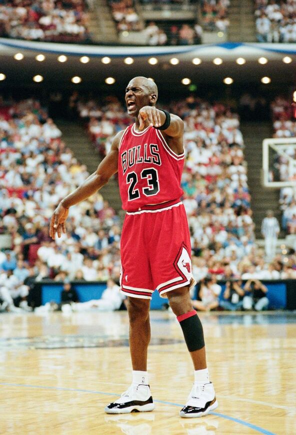Majkl Džordan postavlja akciju u finalu Istočne NBA konferencije 1998