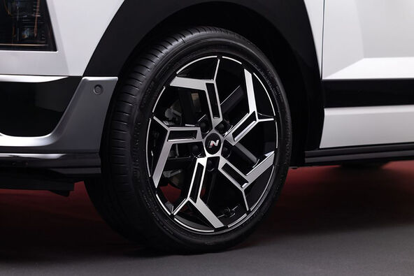 hyundai-bayon-1026-exterior-detail-04_wid_1024_bfc_off copy.jpg