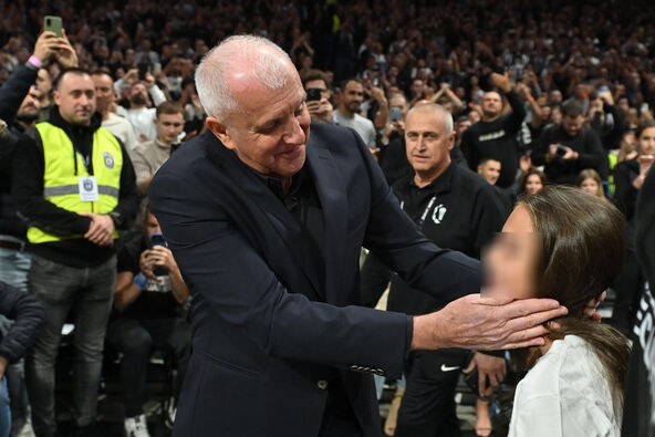 Željko Obradović mazi devojčicu u Areni