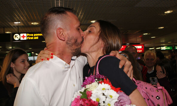Danilo Ikodinović i Maja Ognjenović se ljube u usta.