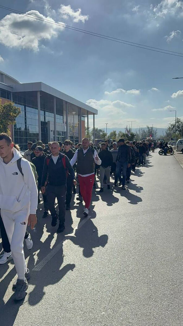 Mladi iz Bačke Palanke krenuli peške na skup Ujedinjena Srbija u Novi Sad (2).jpg