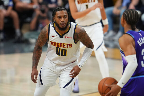 Kem Vitmor igra odbranu na Denver Juta
