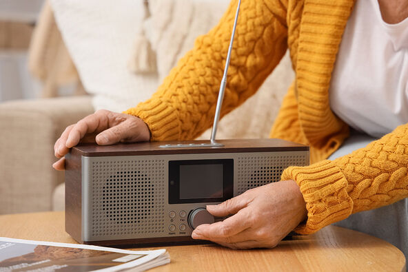 Žena pali radio