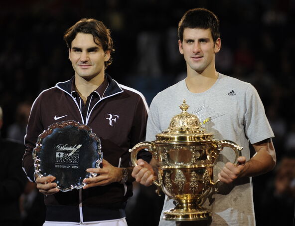 Novak Đoković sa peharom u Bazelu pored Rodžera Federera.