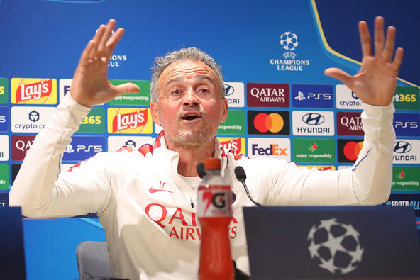 Luis Enrike diže ruke na konferenciji za medije.