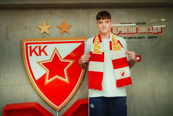 Luka Živojinović tokom potpisivanja ugovora u prostorijama KK Crvena zvezda