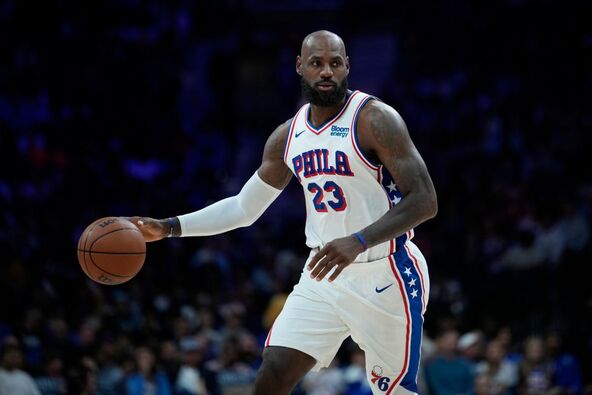 Lebron Džejms vodi loptu u Filadelfiji