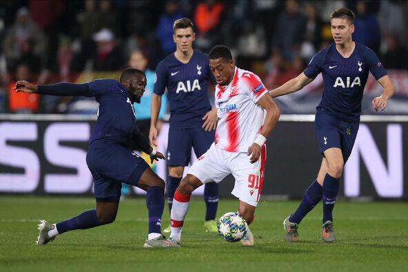 Bivši fudbaler Totenhema Tangi Ndombele protiv Crvene zvezde.