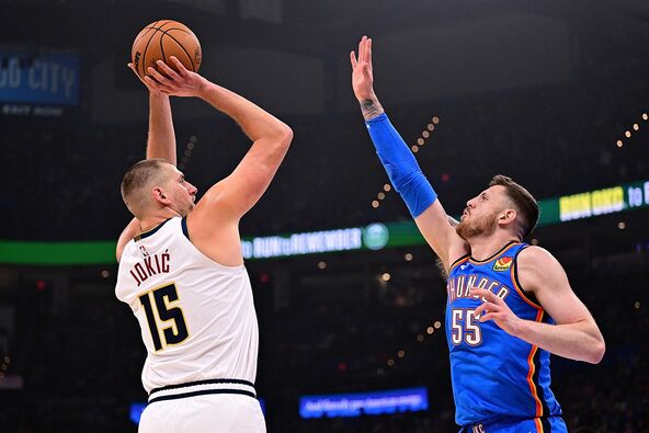 Nikola Jokić šutira preko Ajzeje Hartenštajna