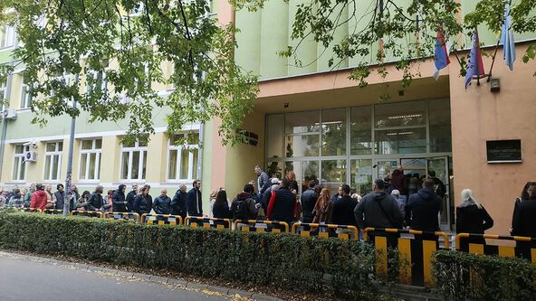 Redovi za glasanje Novi Sad (3).jpg