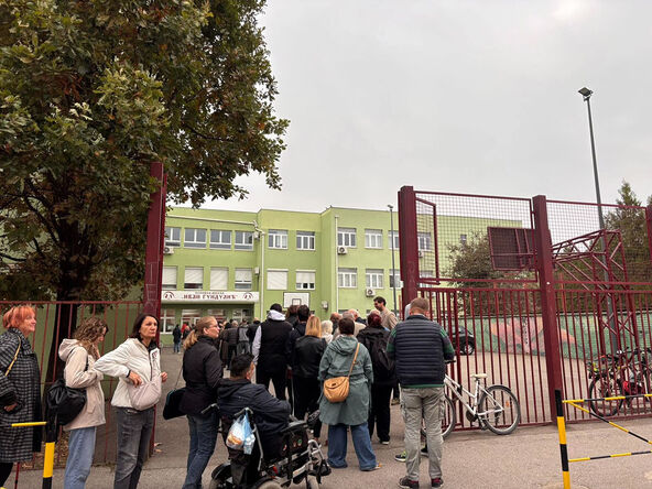 Redovi za glasanje Novi Sad (3).jpg