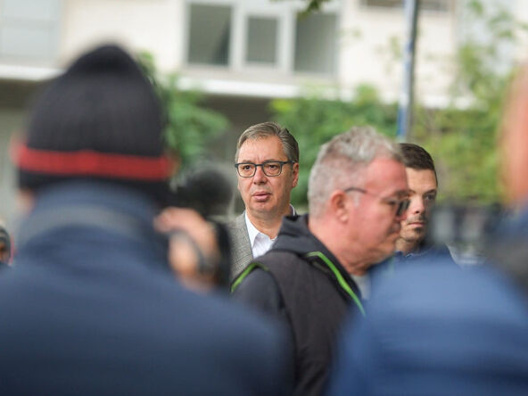 Aleksandar Vučić u redu za glasanje (1).jpg