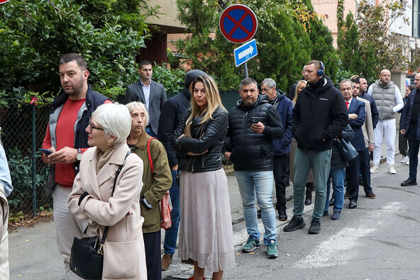 Ivica Dačić u redu za glasanje (1).jpg