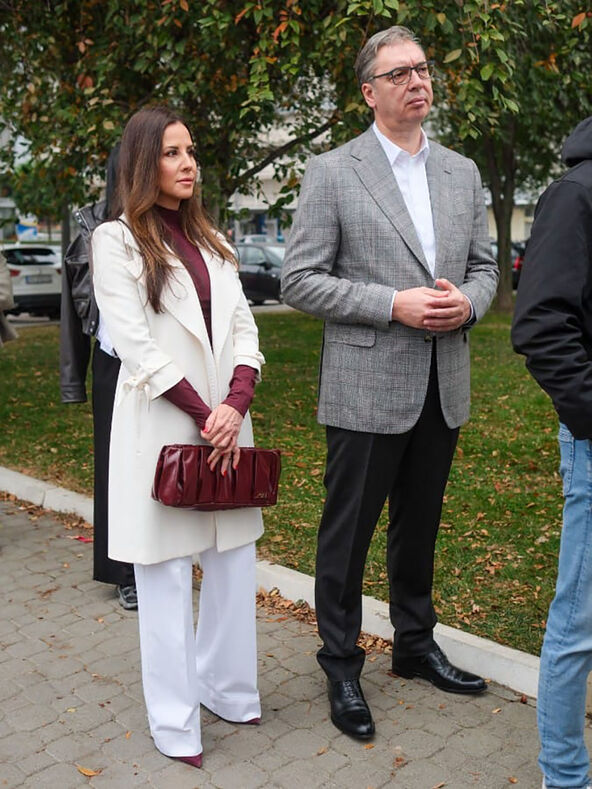 Tamara Vučić i Aleksandar Vučić u redu za glasanje (1).jpg
