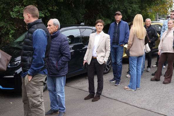 Ana Brnabić u redu za glasanje (2).jpg