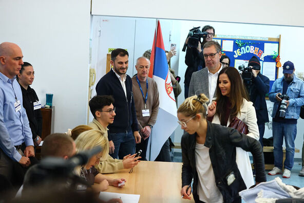 Aleksandar Vučić glasao sa suprugom (1).jpg