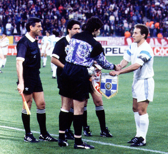 Žan Pjer Papen se rukuje sa Stevanom Dikom Stojanovićem pred meč Zvezda Olimpik Marsej