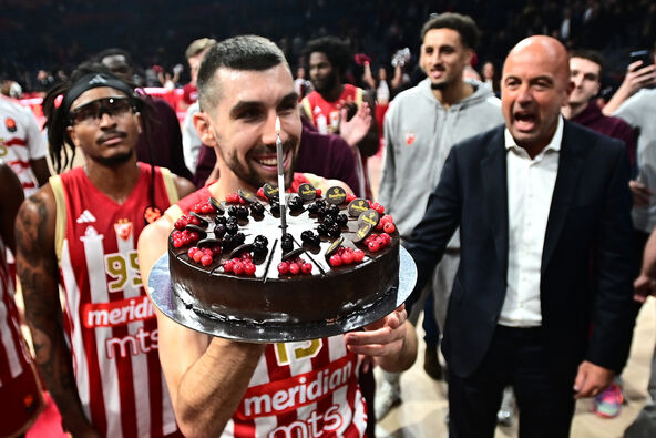 Ognjen Dobrić sa rođendanskom tortom u Areni posle meča Zvezda Makabi