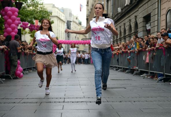 U centru Beograda u Knez Mihailovoj ulici odrzana trka na štiklama