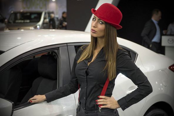 Promoterke na Sajmu automobila u Beogradu.
