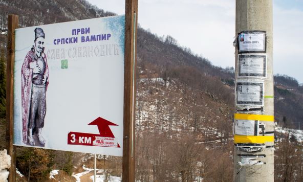 Legenda o Savi privlači i turiste. Simbolično na stubu pored znaka se nalaze umrlice.