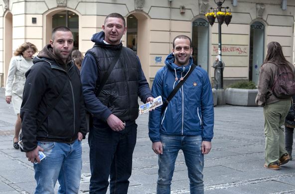 Ulični prodavci u Beogradu. Petar, Mirko i Miloš prodaju čestitke prolaznicima u Knez Mihailovoj ulici.