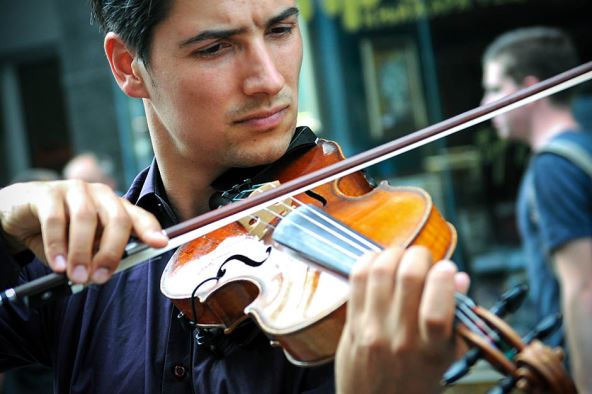 Violinista koji je ostavio stalan posao da bi svirao na ulici.