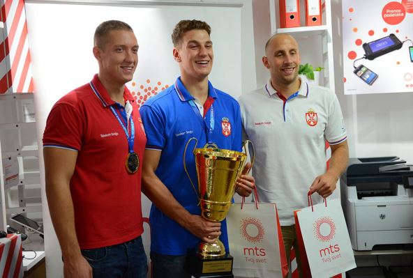 Vaterpolisti Srbije se družili sa obožavaocima u mts poslovnici u Knez Mihailovoj ulici.