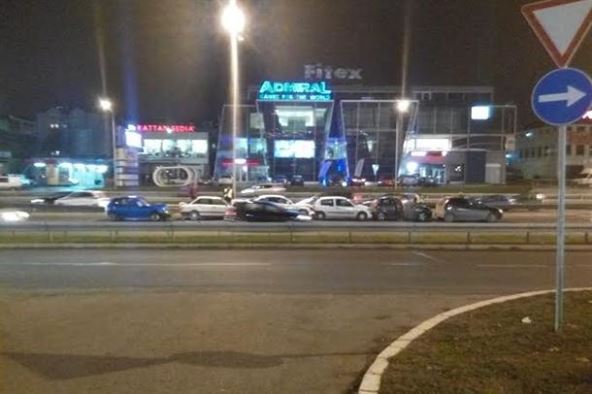 Lančani kod Arene, ima povređenih (FOTO)