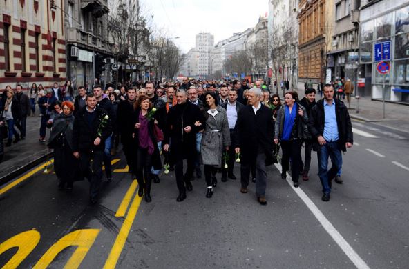 Vučić položio venac, građani šetali za Zorana