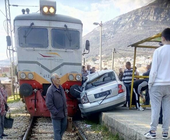 Šušan - voz - nesreća - zgnječen automobil