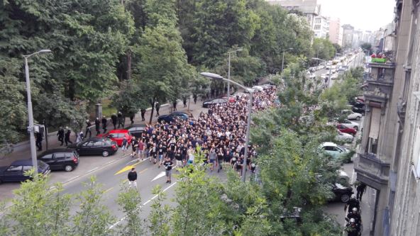 Grobari u korteu do Pionira