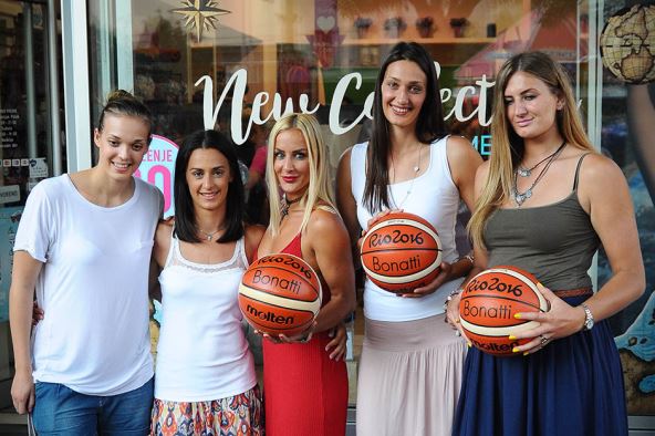 Milica Dabović usvaja dete