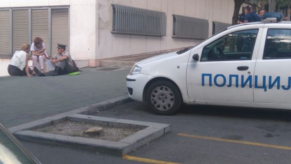 Oficir hoće da se zapali ispred MInistarstva odbrane u Beogradu